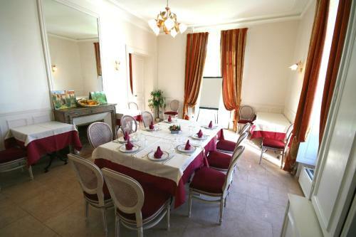Hotel Logis Hostellerie Le Chatel Nangis