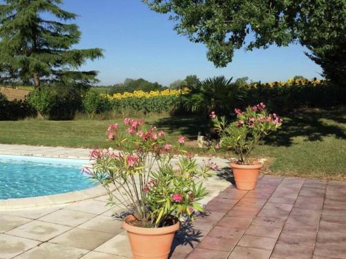 Charming Holiday Home In Monfort With Private Swimming Pool