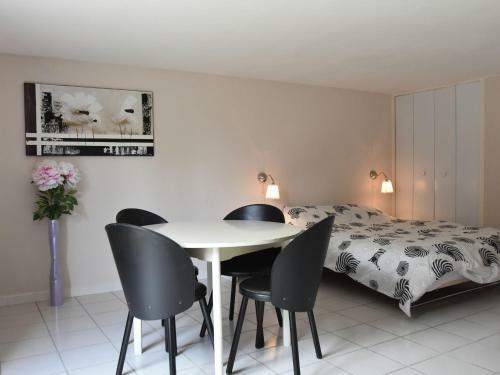 Spacious Villa In Montbrun-des-corbieres With Private Pool