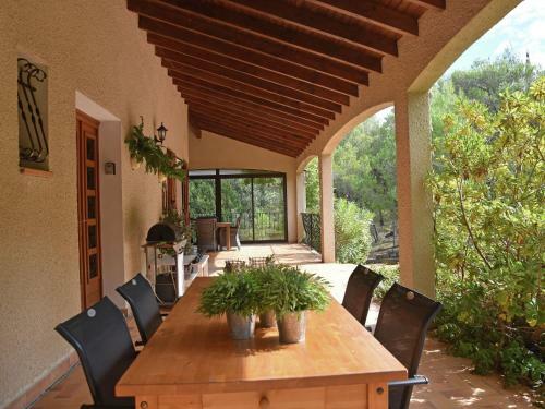 Spacious Villa In Montbrun-des-corbieres With Private Pool