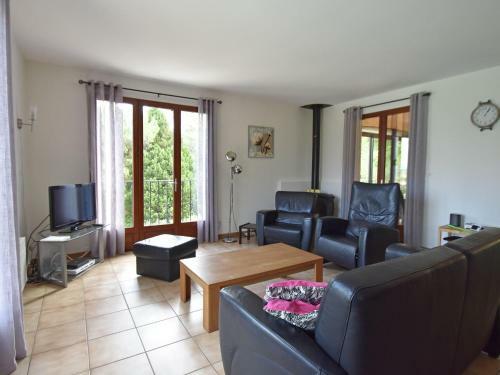 Spacious Villa In Montbrun-des-corbieres With Private Pool