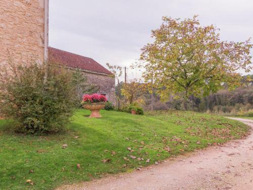 Spacious Holiday Home In Montcabrier With Garden