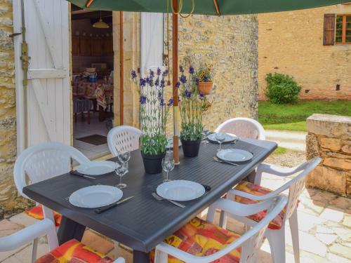 Spacious Holiday Home In Montcabrier With Garden