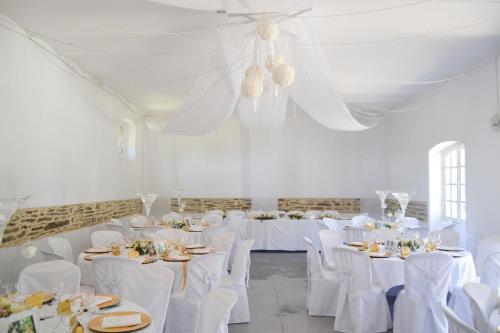 Agroturismo Poubreuil Chateau Sleeps 35 Pool
