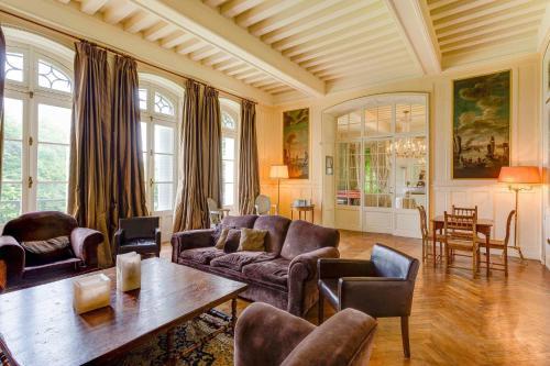 Agroturismo Poubreuil Chateau Sleeps 35 Pool