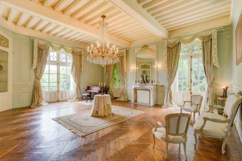 Agroturismo Poubreuil Chateau Sleeps 35 Pool