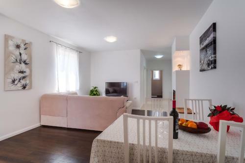 Apartment Mirna