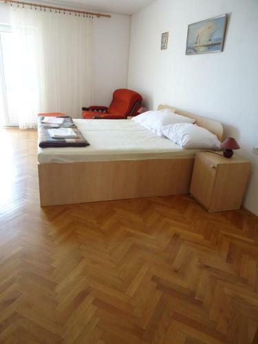 Apartments With A Parking Space Novi Vinodolski - 15412
