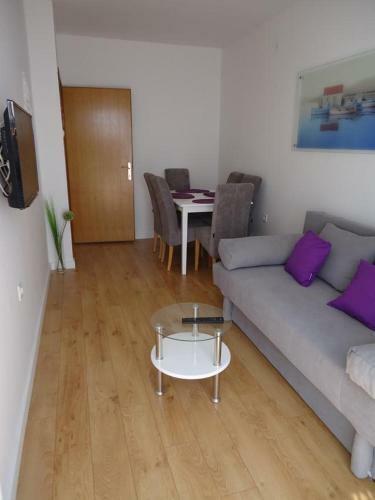 Apartments With A Parking Space Novi Vinodolski - 15412