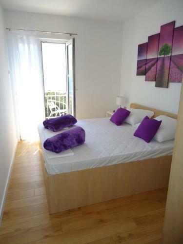 Apartments With A Parking Space Novi Vinodolski - 15412