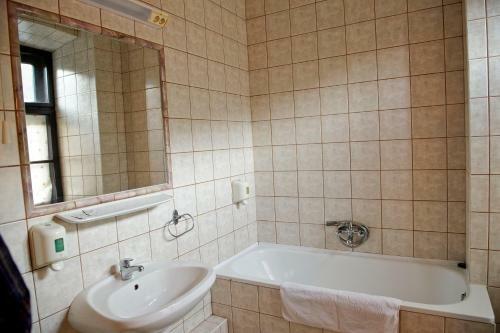 Hotel Toldi Fogad�