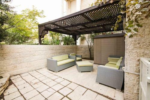 Spacious 3 Bdr Garden Apartment