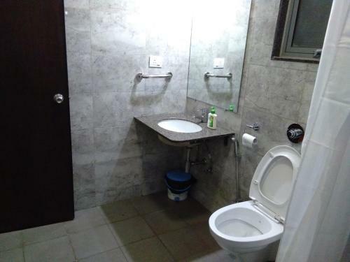Hostal 3bhk Pure Veg Apartment In Amanora