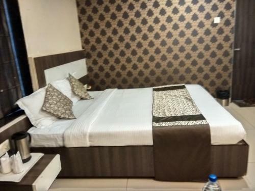 Hotel Jk Rooms 121 Shaheen Int.-nr. Mahindra Co.-midc