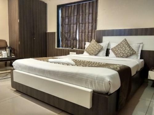Hotel Jk Rooms 121 Shaheen Int.-nr. Mahindra Co.-midc