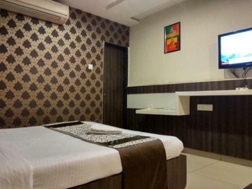 Hotel Jk Rooms 121 Shaheen Int.-nr. Mahindra Co.-midc