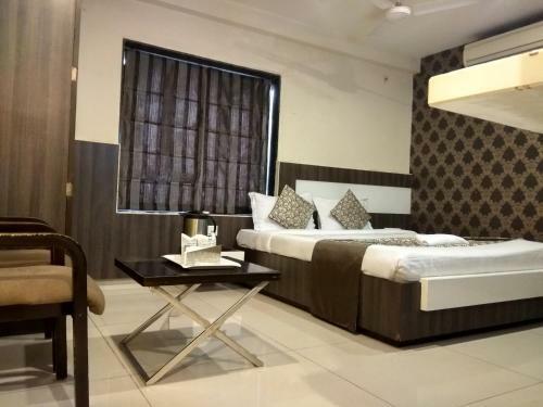 Hotel Jk Rooms 121 Shaheen Int.-nr. Mahindra Co.-midc