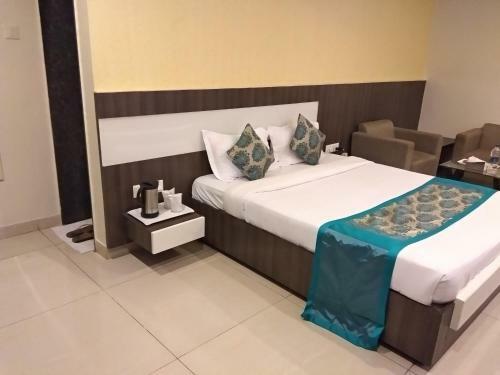 Hotel Jk Rooms 121 Shaheen Int.-nr. Mahindra Co.-midc
