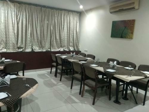 Hotel Jk Rooms 121 Shaheen Int.-nr. Mahindra Co.-midc