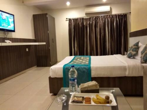 Hotel Jk Rooms 121 Shaheen Int.-nr. Mahindra Co.-midc