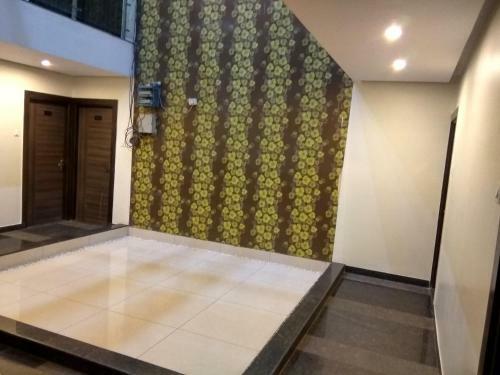 Hotel Jk Rooms 121 Shaheen Int.-nr. Mahindra Co.-midc