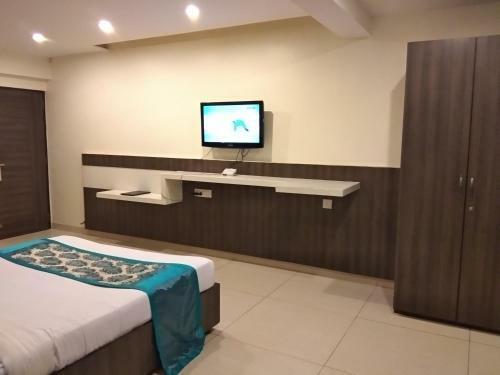 Hotel Jk Rooms 121 Shaheen Int.-nr. Mahindra Co.-midc