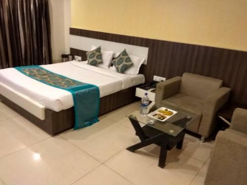 Hotel Jk Rooms 121 Shaheen Int.-nr. Mahindra Co.-midc