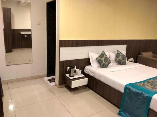 Hotel Jk Rooms 121 Shaheen Int.-nr. Mahindra Co.-midc