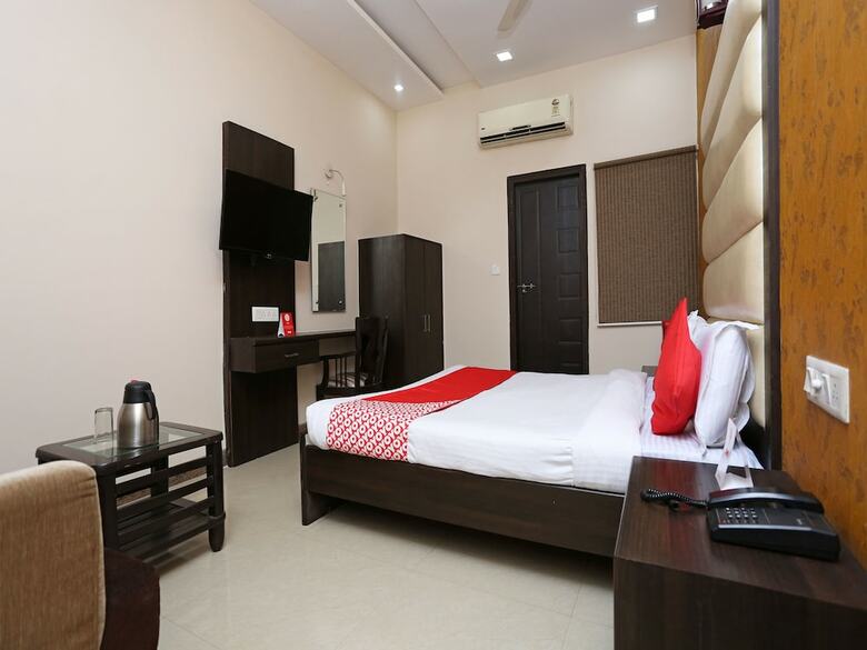 Oyo 12027 Hotel Amara
