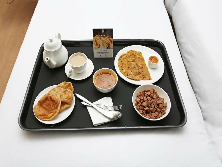 Oyo 18724 Hotel Golden Bees