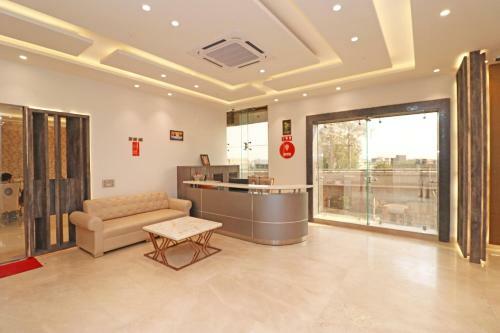 Oyo 12464 Hotel C Pearls