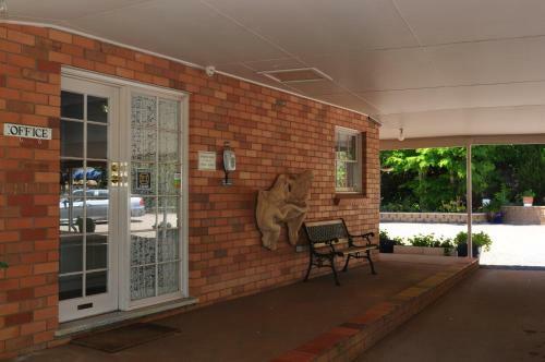 Poplars Motel