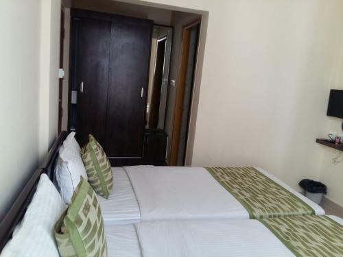 Hotel Suvarna Compact