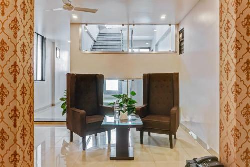 Hotel Capital O 23501 Log Inn Plaza