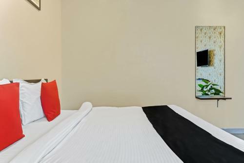 Hotel Capital O 23501 Log Inn Plaza