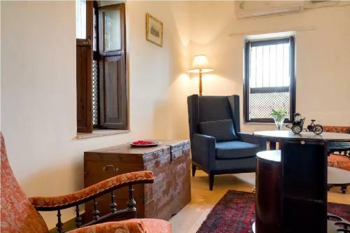 Villa Hostie Lal Darwaza-100 Yr Old Manor
