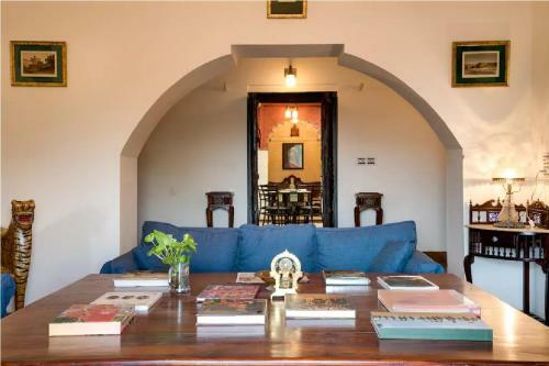Villa Hostie Lal Darwaza-100 Yr Old Manor