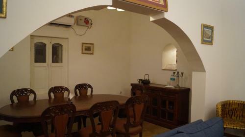 Villa Hostie Lal Darwaza-100 Yr Old Manor
