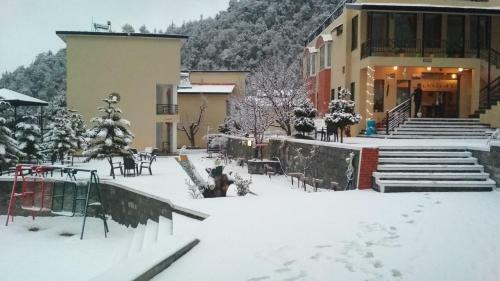 Hotel Mist N Meadows Resort