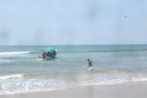 Hotel 5 Mile Beach Resort