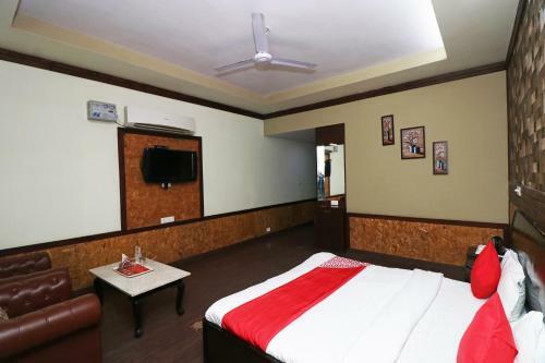 Hotel Oyo 26584 Royal Castle