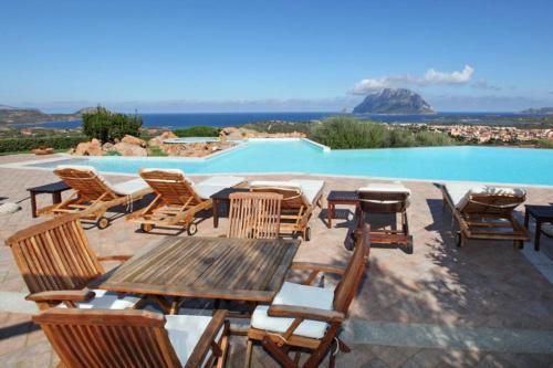 Olbia Villa Sleeps 14 Pool Air Con Wifi