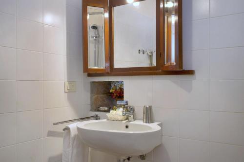 Poderone Villa Sleeps 9 Wifi