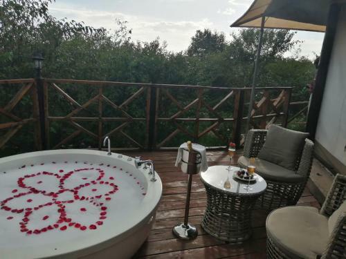 Emayian Luxury Camp