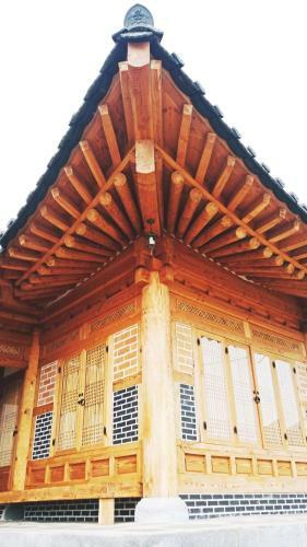 Hostal Myeongga Hanok Pension
