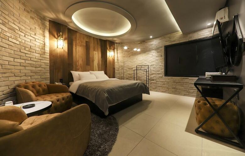 Rainbow Hotel