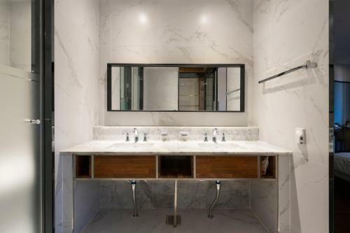 Brown-dot Hotel Shinho