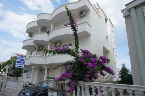 Hostal Molla Apartments
