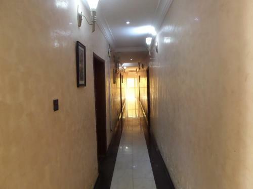 Cliff Hotel & Lounge