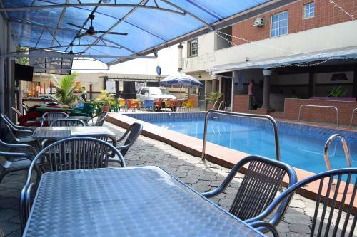 Hostal De'elites Pool Bar & Inn